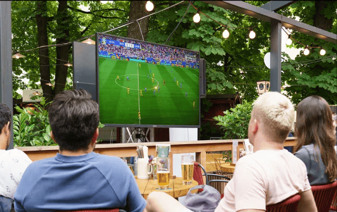 Gemeinsam mit Freunden Fußball schauen